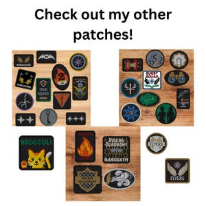 Pu&ograve; includere: Una collezione di toppe ricamate con vari disegni, tra cui ali, bussole e testo. Le toppe sono disposte su una superficie di legno, con il testo "Check out my other patches!" in alto.