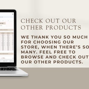 K&ouml;nnte beinhalten: Ein Laptop-Bildschirm zeigt eine Tabellenkalkulation mit dem Text "Countdown bis zur Reise 8 Tage verbleiben" und "Ausgaben&uuml;bersicht". Der Text "Schauen Sie sich unsere anderen Produkte an" wird auf einem hellbraunen Hintergrund angezeigt.