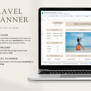 K&ouml;nnte beinhalten: Ein Laptop-Computer, auf dem eine Reiseplanungs-Tabelle mit einem Foto einer Frau am Strand angezeigt wird. Die Tabelle enth&auml;lt Abschnitte f&uuml;r Reisedetails, Reisende, Budget&uuml;bersicht, Aufgaben, die zu erledigen sind, Abreisetag und Tagesablauf. Die Tabelle ist mit "Travel Planner Spreadsheet" betitelt.