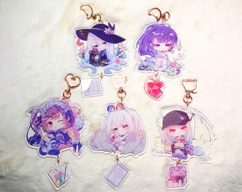 Puede incluir: Cinco llaveros de personajes de anime coloridos con diferentes diseños. Cada llavero presenta un personaje diferente con una pose y una expresión únicas. Los llaveros están hechos de acrílico transparente y tienen un anillo de metal para sujetarlos a llaves o bolsos.