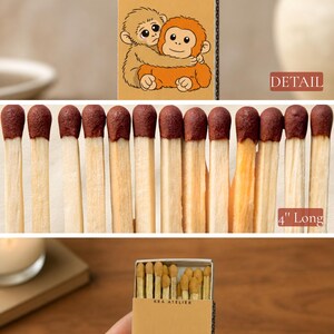 K&ouml;nnte beinhalten: Eine Streichholzschachtel mit dem Text "KEA ATELIER" und einem 10 cm langen Streichholz. Die Streichh&ouml;lzer haben braune K&ouml;pfe. Die Streichholzschachtel hat eine Cartoon-Illustration von zwei sich umarmenden Affen. Die Texte "DETAIL" und "CLEAN BURN" sind ebenfalls sichtbar.