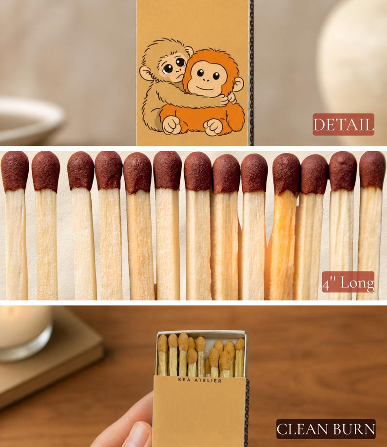K&ouml;nnte beinhalten: Eine Streichholzschachtel mit dem Text "KEA ATELIER" und einem 10 cm langen Streichholz. Die Streichh&ouml;lzer haben braune K&ouml;pfe. Die Streichholzschachtel hat eine Cartoon-Illustration von zwei sich umarmenden Affen. Die Texte "DETAIL" und "CLEAN BURN" sind ebenfalls sichtbar.