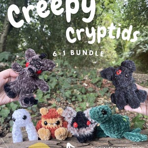 Op de afbeelding: Een digitaal PDF-downloadpakket met zes gehaakte knuffels van cryptiden, waaronder de Chupacabra, Black Shuck, Fresno Nightcrawler, Bigfoot, Mothman en het monster van Loch Ness. De tekst luidt "creepy cryptids 6-1 BUNDLE" en "super creepy!".
