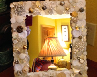 Miroir bouton blanc ivoire, argent et or 11 x 13 cm ~ cadeau de mariée ~ cadeau de douche ~ art shabby chic ~ décoration de chalet ~ cadeau de mariage ~ cadeau pour elle