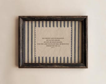 ストライプ模様の聖書の一節ウォールアート、ヨシュア記1章9節の青い聖書のプリント、キリスト教の室内装飾、ビンテージ聖書ポスター、デジタルダウンロード