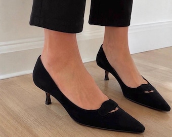 Manolo Blahnik Vintage Black Suede Kitten Heel Pumps – 1990s – Made in Italy – EU 37.5 / US 7