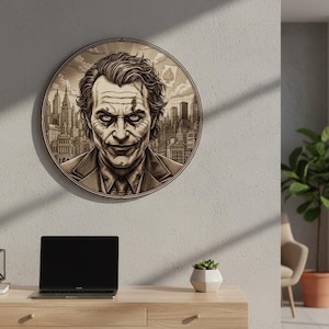 Puede incluir: Arte mural redondo de madera que presenta una ilustración detallada de un personaje con un horizonte de la ciudad de fondo. La obra de arte está en tonos marrones y beige, con una carta de juego visible. El personaje tiene una expresión facial distintiva.