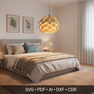 Könnte beinhalten: Schlafzimmer-Interieur mit Bett, Kissen und gemusterter Tagesdecke. Zwei gerahmte botanische Drucke hängen an der Wand. Eine blattförmige Pendelleuchte hängt von der Decke. Der Raum hat eine neutrale Farbpalette mit einem Teppich und Nachttischen.