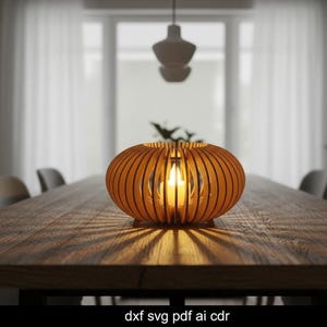 Puede incluir: Un portavelas esférico de madera con listones verticales, que emite un brillo cálido. El portavelas está sobre una mesa de madera. El texto "dxf svg pdf ai cdr" está en la parte inferior. La luz cálida crea un patrón en la mesa.