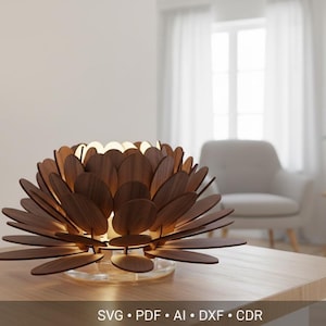 Puede incluir: Una lámpara de madera con forma de flor y base transparente está sobre una mesa de madera. La lámpara tiene múltiples pétalos de color marrón oscuro y una luz cálida y brillante que emana de su interior. La imagen también incluye el texto "SVG • PDF • AI • DXF • CDR".