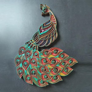 Puede incluir: Una colorida obra de arte mural de un pavo real. La obra presenta un diseño detallado con papel en capas en tonos de verde azulado, rojo, amarillo y marrón. Las plumas de la cola del pavo real están extendidas, mostrando patrones intrincados.