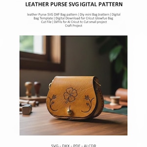 Puede incluir: Un pequeño bolso de cuero marrón claro con un diseño de trébol de cuatro hojas y detalles florales. El bolso tiene forma redondeada, un cierre de latón y un borde cosido. La imagen también incluye el texto "LEATHER PURSE SVG IGITAL PATTERN".