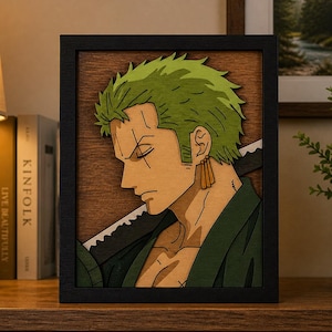 Puede incluir: Una obra de arte enmarcada en madera que representa a un personaje con pelo verde y una expresión seria. La obra tiene un marco negro y un fondo de madera. El personaje se representa con una espada y viste un atuendo verde. La obra se exhibe sobre una superficie de madera.