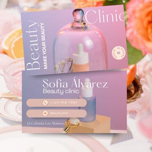 Puede incluir: Dos tarjetas de visita con el tema de una clínica de belleza. La tarjeta superior dice "Beauty, Make Your Beauty" y "Clinic". La tarjeta inferior dice "Sofia Álvarez, Beauty clinic" con información de contacto y dirección. Se presenta una campana de cristal y botellas de suero.