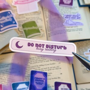 Vinylsticker 'Niet storen bezig met lezen' | Leesgrage sticker | Kindle-sticker | Dagboekstickers