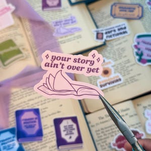 Votre histoire n'est pas encore finie autocollant en vinyle | Sticker livresques | Sticker Kindle | Autocollants de journalisation