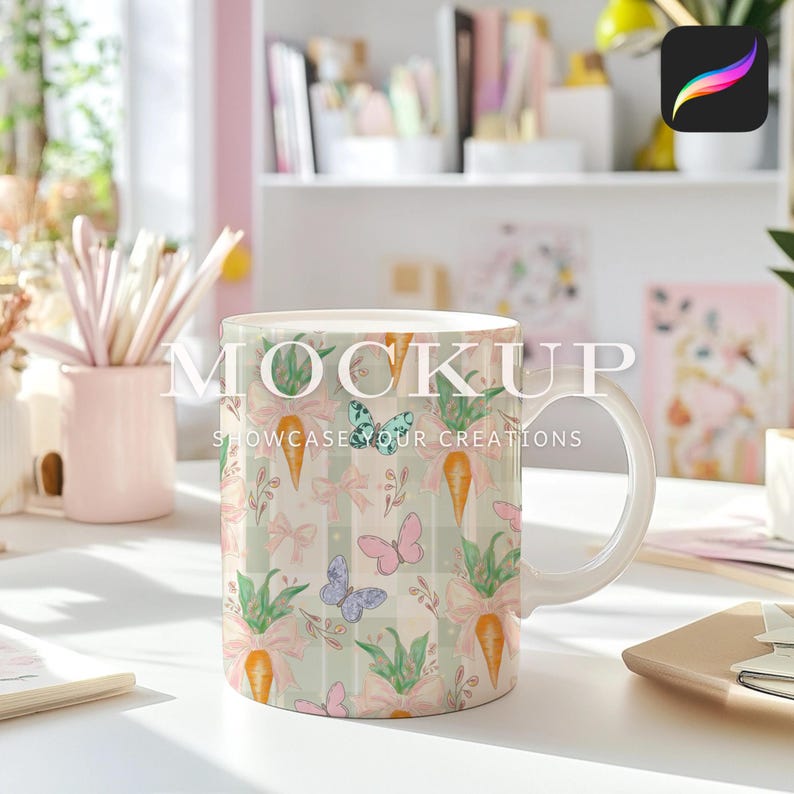 Mockup de caneca estética para escritório em casa para Procreate, cena de ambiente de trabalho aconchegante e estilosa, download de mockup digital com padrão uniforme para exibição de produtos imagem 5