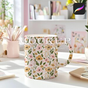 Mockup de caneca estética para escritório em casa para Procreate, cena de ambiente de trabalho aconchegante e estilosa, download de mockup digital com padrão uniforme para exibição de produtos imagem 2
