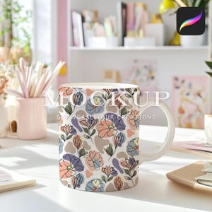 Mockup de caneca estética para escritório em casa para Procreate, cena de ambiente de trabalho aconchegante e estilosa, download de mockup digital com padrão uniforme para exibição de produtos imagem 3