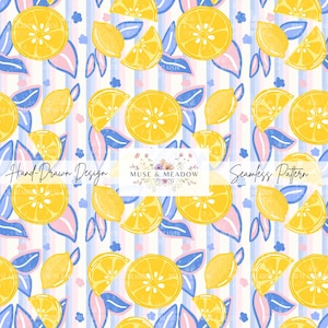 Puede incluir: Un patrón sin costuras con limones amarillos con hojas azules y rosas sobre un fondo blanco con rayas azules y rosas. El texto "Hand-Drawn Design" y "Seamless Pattern" está incluido en la imagen.