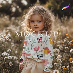 Könnte beinhalten: Ein Kind trägt ein weißes Langarmshirt mit einem Muster aus rosa Blumen, Schmetterlingen und gelben Vögeln. Der Text "MOCKUP" und "SHOWCASE YOUR CREATIONS" sind sichtbar. Das Kind steht in einem Feld mit Gänseblümchen.