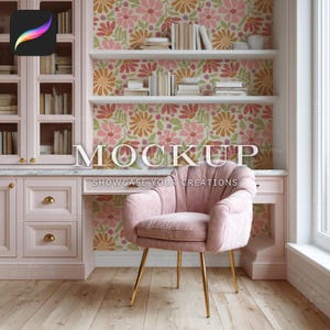 Op de afbeelding: Een roze thuiskantoor-mockup met een bureau, stoel en ingebouwde planken. De stoel heeft gouden poten en een fluwelen zitting. Het behang heeft een bloemenpatroon. De tekst "MOCKUP" en "SHOWCASE YOUR CREATIONS" zijn zichtbaar.