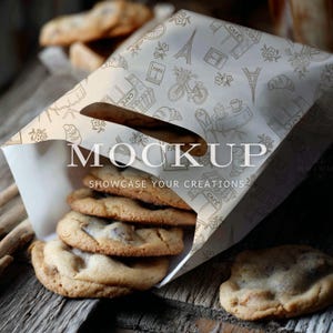 Puede incluir: Una bolsa de papel llena de galletas con chispas de chocolate. La bolsa es blanca con un patrón repetido de elementos de café parisinos. La bolsa tiene las palabras "MOCKUP" y "SHOWCASE YOUR CREATIONS" impresas. Las galletas son de color marrón dorado.