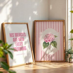 Pu&ograve; includere: Due stampe artistiche incorniciate. Una presenta un testo rosa che recita "HIS MERCIES ARE NEW EVERY MORNING" su sfondo bianco. L'altra ha uno sfondo a righe rosa con un'illustrazione di fiori di ortensia rosa.
