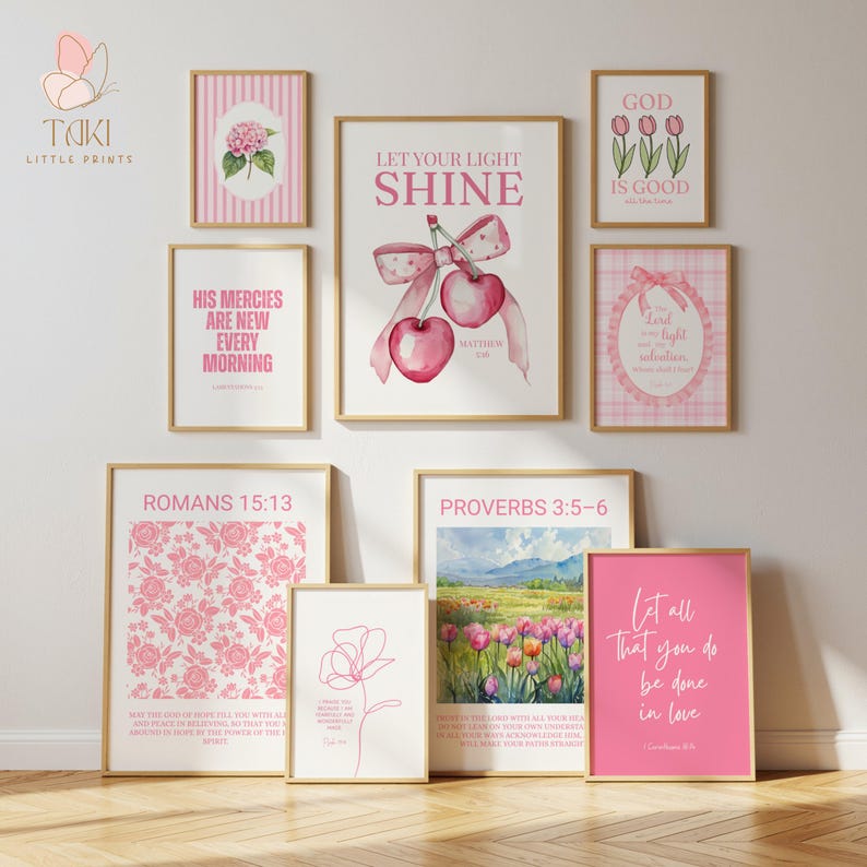 Pu&ograve; includere: Una collezione di stampe artistiche incorniciate con cornici dorate. Le stampe presentano disegni floreali, illustrazioni ad acquerello e citazioni ispiratrici in rosa e bianco. L'opera d'arte comprende una variet&agrave; di stili, dal botanico all'astratto.
