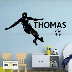 Adhesivo decorativo para pared de dormitorio de niño con diseño de jugador de fútbol personalizado y cualquier nombre