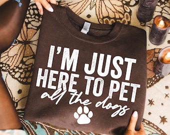 Solo estoy aquí para acariciar a todos los perros PNG SVG / Diseño de camiseta divertida y sarcástica para mamás de perros / Regalo para dueños de perros por sublimación / PNG para amantes de las mascotas