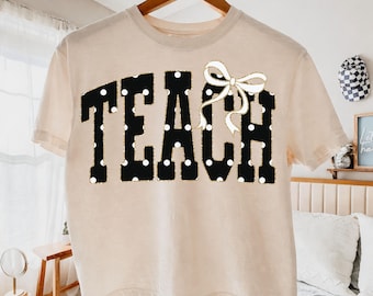 PNG de profesora con lunares, diseño de camiseta para profesora, PNG de agradecimiento a los profesores, PNG de lazo coqueto para profesoras, descarga digital