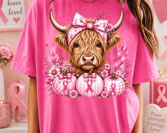 Imagen PNG de una vaca de las Tierras Altas con el tema de la concienciación sobre el cáncer de mama, diseño de camiseta de apoyo para supervivientes con lazo, sublimación estilo western femenino, descarga digital.