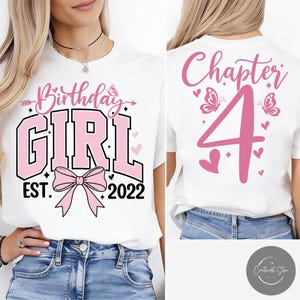 Puede incluir: Camiseta blanca con diseño rosa para cumpleaños. El frente muestra "Birthday Girl" sobre "GIRL" en letras rosas y negras, un lazo y el año "2022". La parte trasera dice "Chapter 4" con corazones y mariposas.