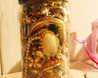 Überraschungs-Schmuckdose mit Vintage- und modernem Schmuck, Perlen, Anhängern, Halsketten, Armbändern, Ohrringen und einzigartigen Fundstücken – das perfekte Geschenk für sie im Boho-Stil.