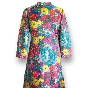 Vintage 1960&#39;s Women&#39;s Mod Floral Dress / Size Medium Large / 60&#39;s Flower Power Colorful Nylon Aline Shift