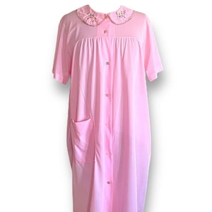 Vintage Katz Women&#39;s House Coat / Size Medium / Pink Nylon Floral Embroidered Nightgown