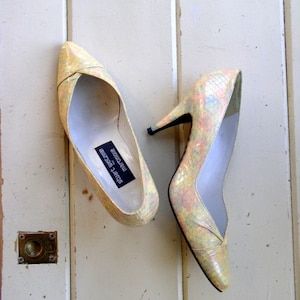 Scarpe col tacco vintage Stuart Weitzman anni &#39;80 / Buttercream Dreams anni &#39;80 / Décolleté in pelle di serpente giallo pastello, rosa, verde e viola