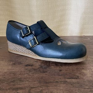 Vintage 1970&#39;s Beau-Ties Girl&#39;s Shoes / Size 3.5 Youth / Blue Leather Wedge T-Strap Mary Janes / Vintage Deadstock