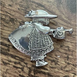 Vintage Mary Engelbreit Anstecknadel / Sterlingsilber 925 / altes Mädchen mit Gießkanne / Cottagecore Schmuck