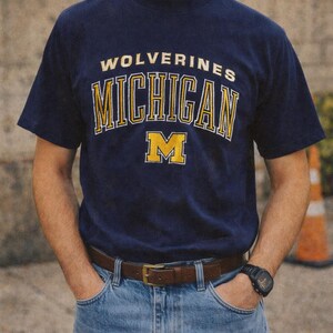 Vintage 1990’s Pro Player Michigan Wolverines T-shirt / Men’s Size Medium / Navy Blue College Football Embroidered Tee