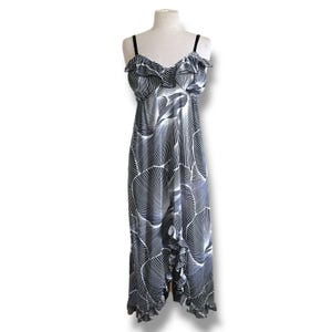 Vintage 1970&#39;s Val Mode Women&#39;s Nightgown / Size 34 / Black & White Stylized Floral Ruffle Nightie