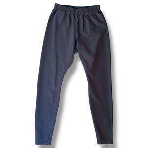 Puede incluir: Pantalones deportivos de color gris oscuro con cintura elástica. Los pantalones están hechos de un material suave y ligero y tienen un corte ajustado. Diseñados para la comodidad y la flexibilidad durante los entrenamientos o el uso informal.