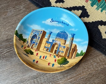 Platos decorativos de cerámica uzbeka hechos a mano.
