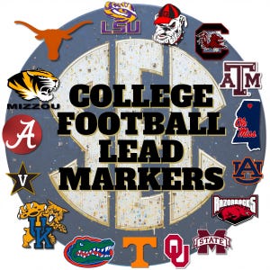 Może przedstawiać: Okrągły znak z napisem "COLLEGE FOOTBALL LEAD MARKERS" pogrubionymi czarnymi literami. Znak otoczony jest logo różnych drużyn futbolu uniwersyteckiego, w tym University of Texas, LSU i University of Alabama.