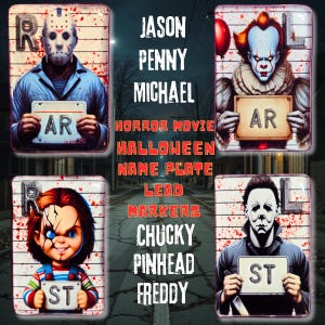 Puede incluir: Cuatro placas de identificación rectangulares con personajes de películas de terror: Jason, Pennywise, Chucky y Michael Myers. Cada uno sostiene un letrero con letras. La imagen incluye las palabras "HORROR MOVIE", "HALLOWEEN" y nombres de personajes.