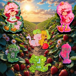Op de afbeelding: Een verzameling glitterende Strawberry Shortcake-thema pins en bedels. De afbeelding toont verschillende pins van Strawberry Shortcake en haar vrienden, samen met pins met de letters "A", "R" en "J". De achtergrond is een aardbeienveld.