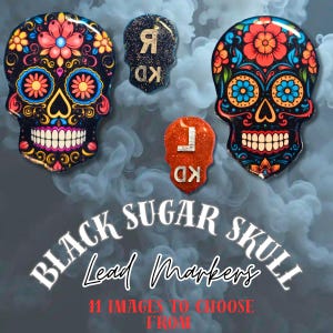 Pode incluir: Marcadores de chumbo de caveira de açúcar pretos com desenhos florais coloridos. A imagem apresenta duas grandes caveiras de açúcar e dois marcadores menores em forma de caveira. O texto "Black Sugar Skull Lead Markers" é exibido.