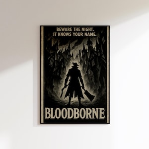 Può includere: Poster di Bloodborne in bianco e nero, raffigurante una figura silhouette con armi in un'ambientazione gotica. Il testo recita "BEWARE THE NIGHT. IT KNOWS YOUR NAME." e "BLOODBORNE".