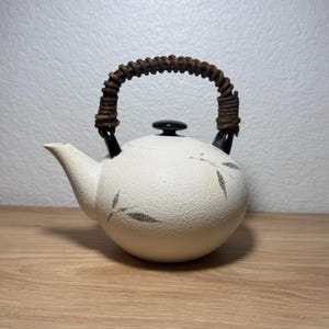 Vintage Keramik Japanische Teekanne, Porzellan Teekanne mit Rattan Griff